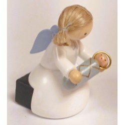 Werkstätten Flade Flachshaarengel sitzend mit Jesuskind Flade 6108