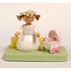 Werkstätten Flade Flachshaarkinder Mädchen mit Puppenwagen Flade 5196