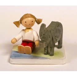 Werkstätten Flade Flachshaarkinder Mädchen mit Baby Elefant Flade 5261