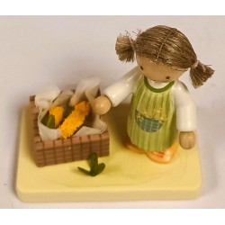 Werkstätten Flade Flachshaarkinder Mädchen mit Maiskolben 5272
