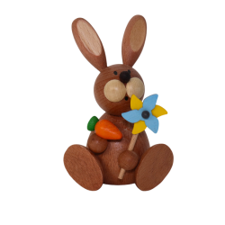 Osterhase sitzend mit Windrad Paul Ullrich 1012