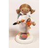 Flade Flachshaarengel Engel mit Puppe und Pinsel Flade 61140