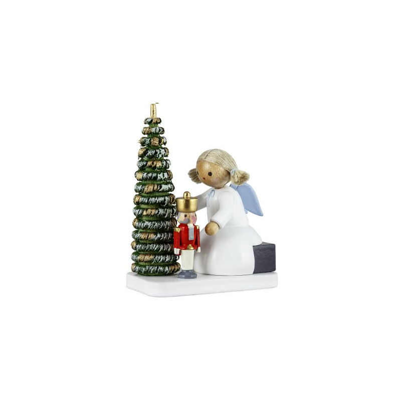 Flade Engel am Weihnachtsbaum mit Nußknacker