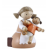 Flade Kinder - Mädchen sitzend mit Puppe